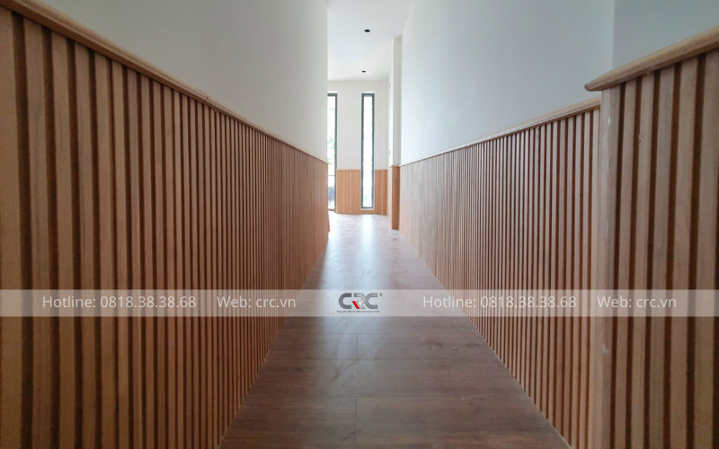 lamri chan tuong nhua gia go crc (4)